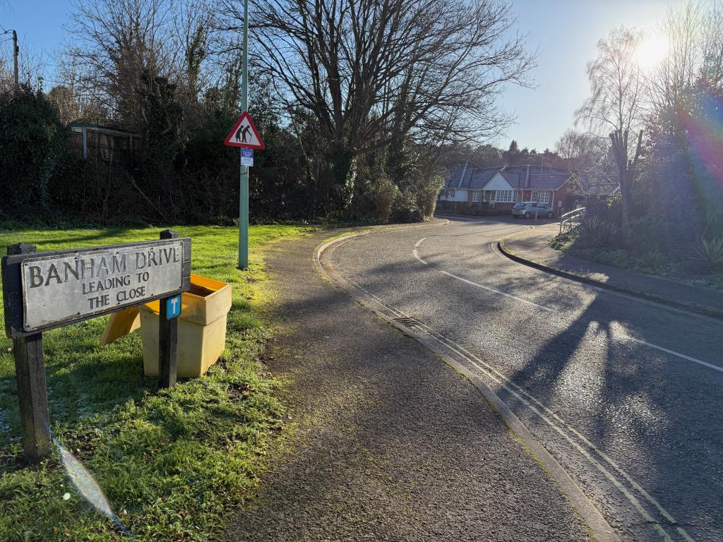 Lot: 9 - FREEHOLD GROUND RENT & UNIT TRANSFER INVESTMENT - View of the entrance to the development